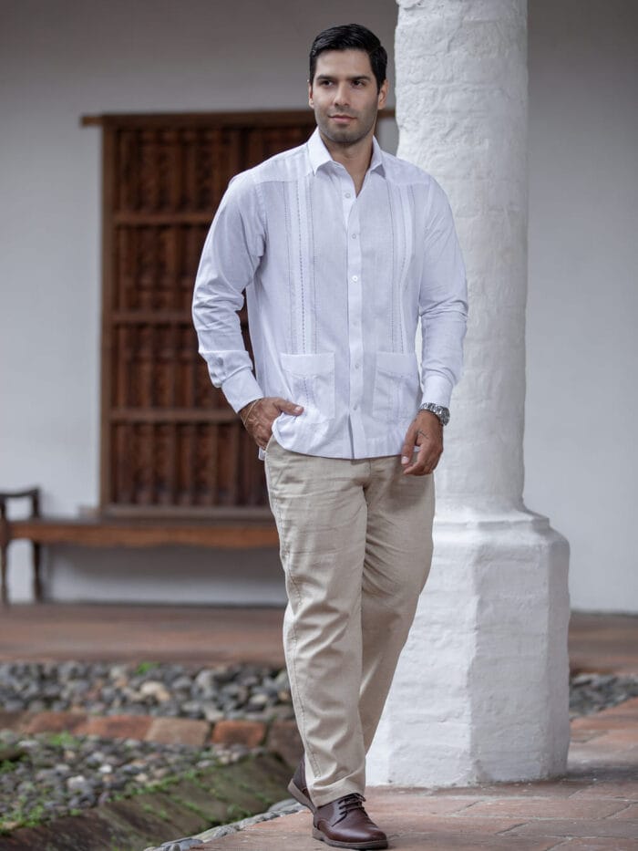 Camisa guayabera blanca moderna de lino y algodón