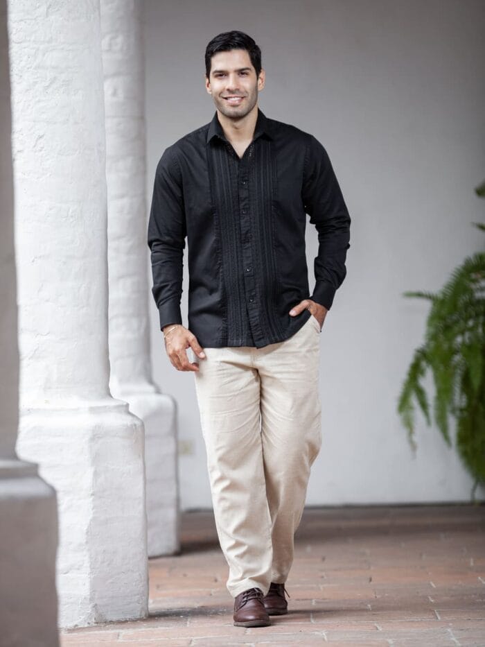 Camisa guayabera negra con bordado blanco Hilos de Medianoche