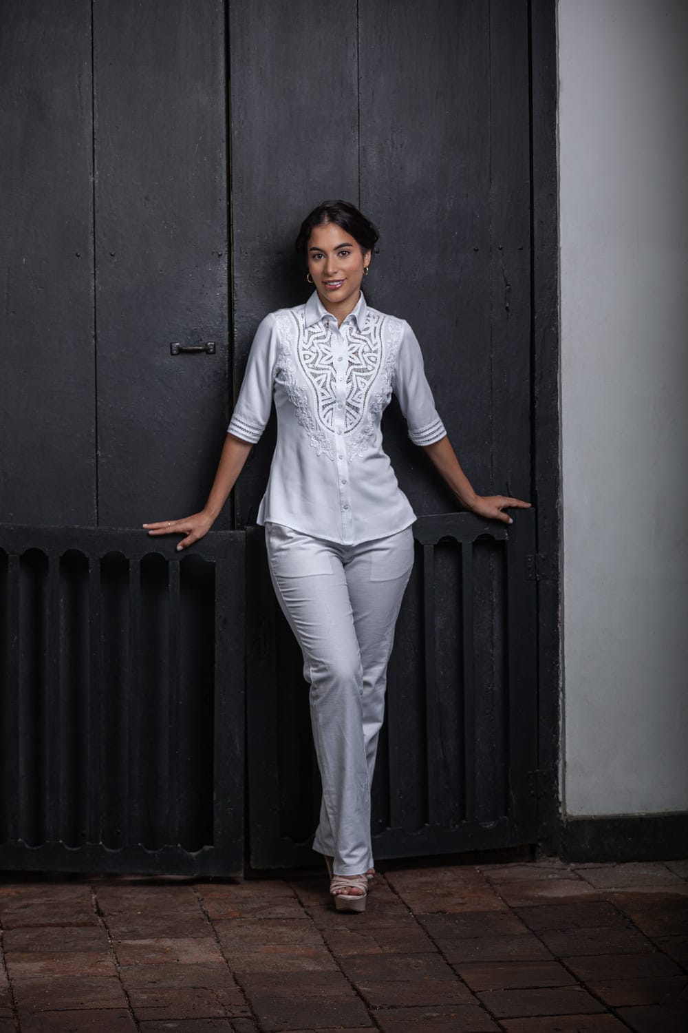 Blusa Blanca con Pechera Bordada a Mano Pilar Intuición Femenina - Image 3