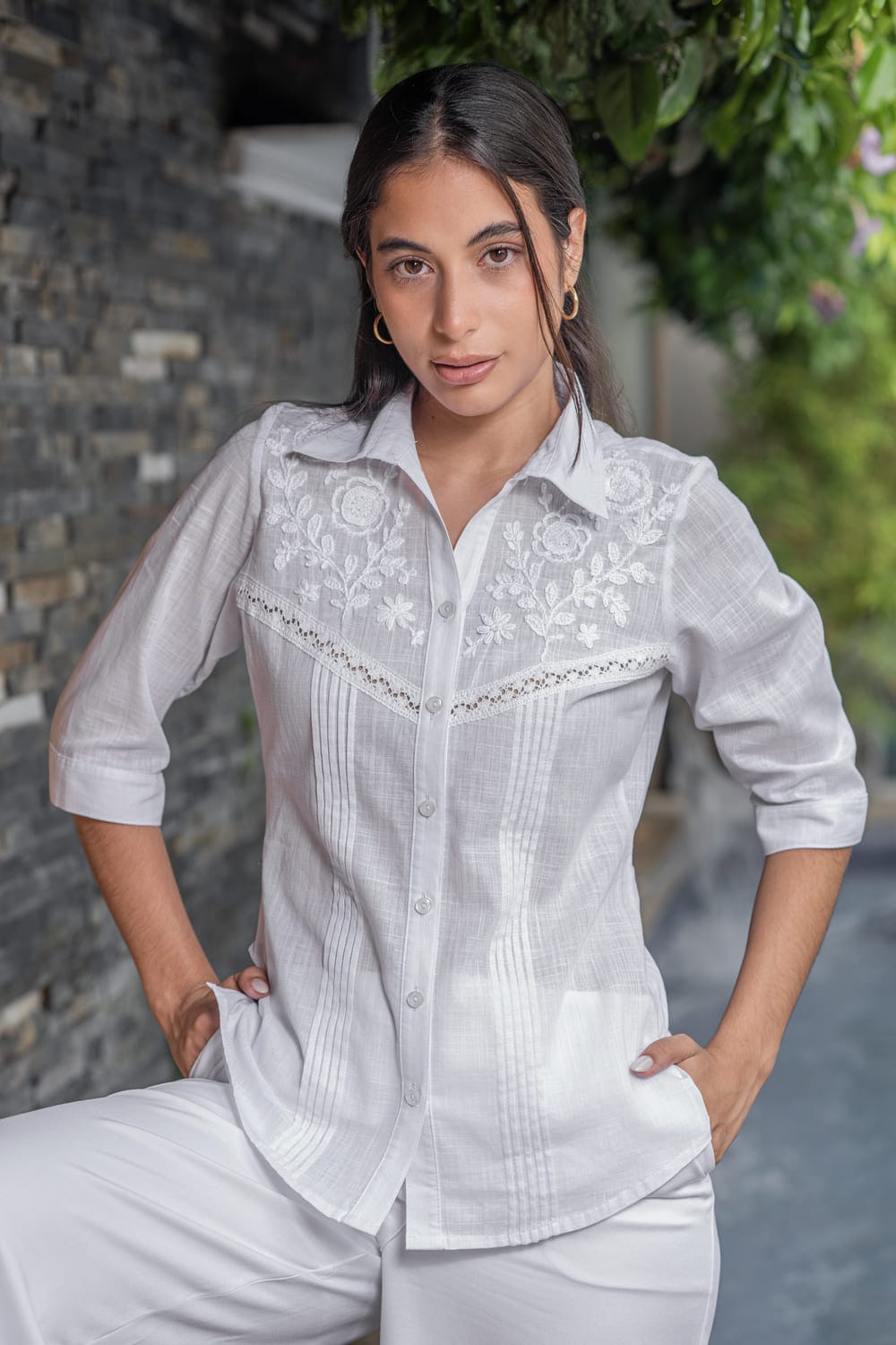 Blusa Bordada a Mano Blanca en Algodón Vida - Image 4