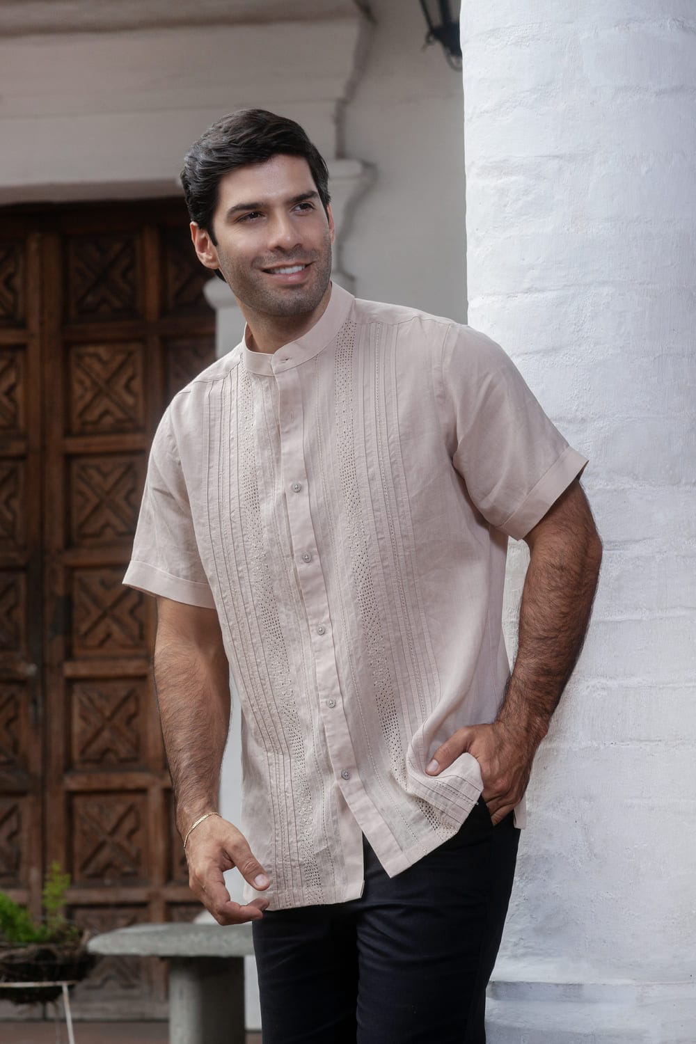 Guayabera Beige en Olan con Bordado Pasos de Tradicion