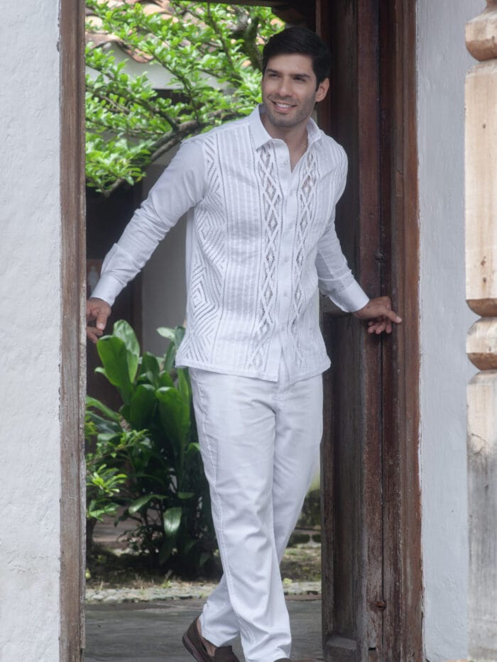camisa blanca con bordado entrelazado clasico gran linaje