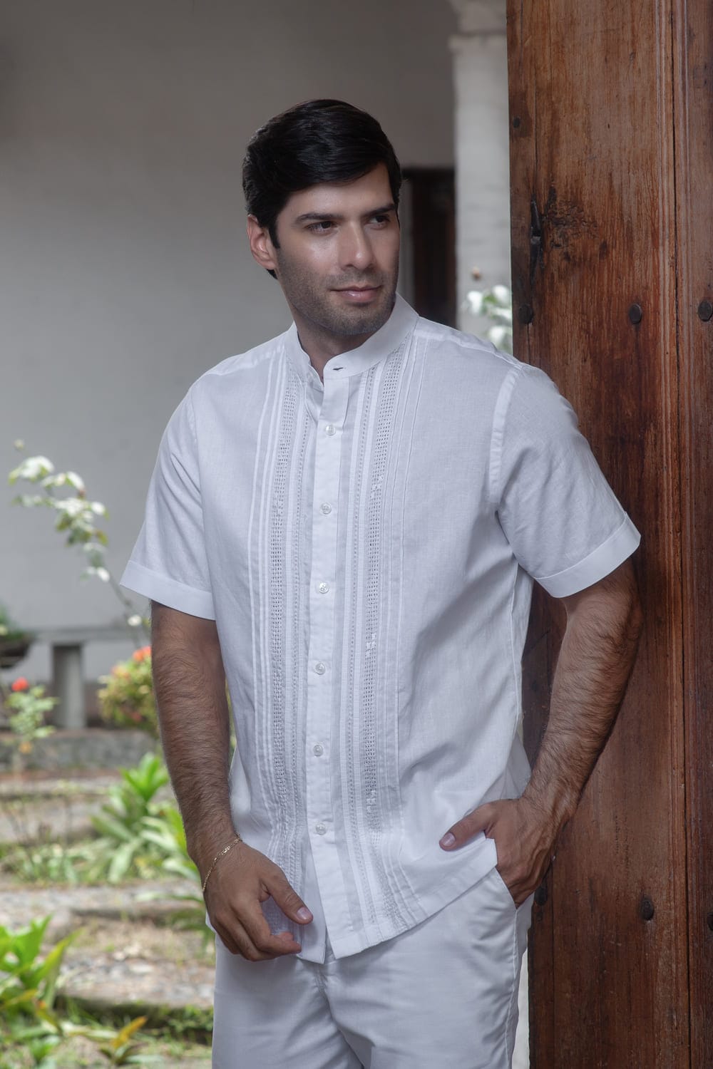 guayabera corta blanca en mezcla de lino y algodón